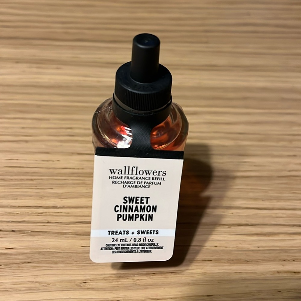 Bath & Body Works Wallflower Refill. Sweet Cinnamon Pumpkin.